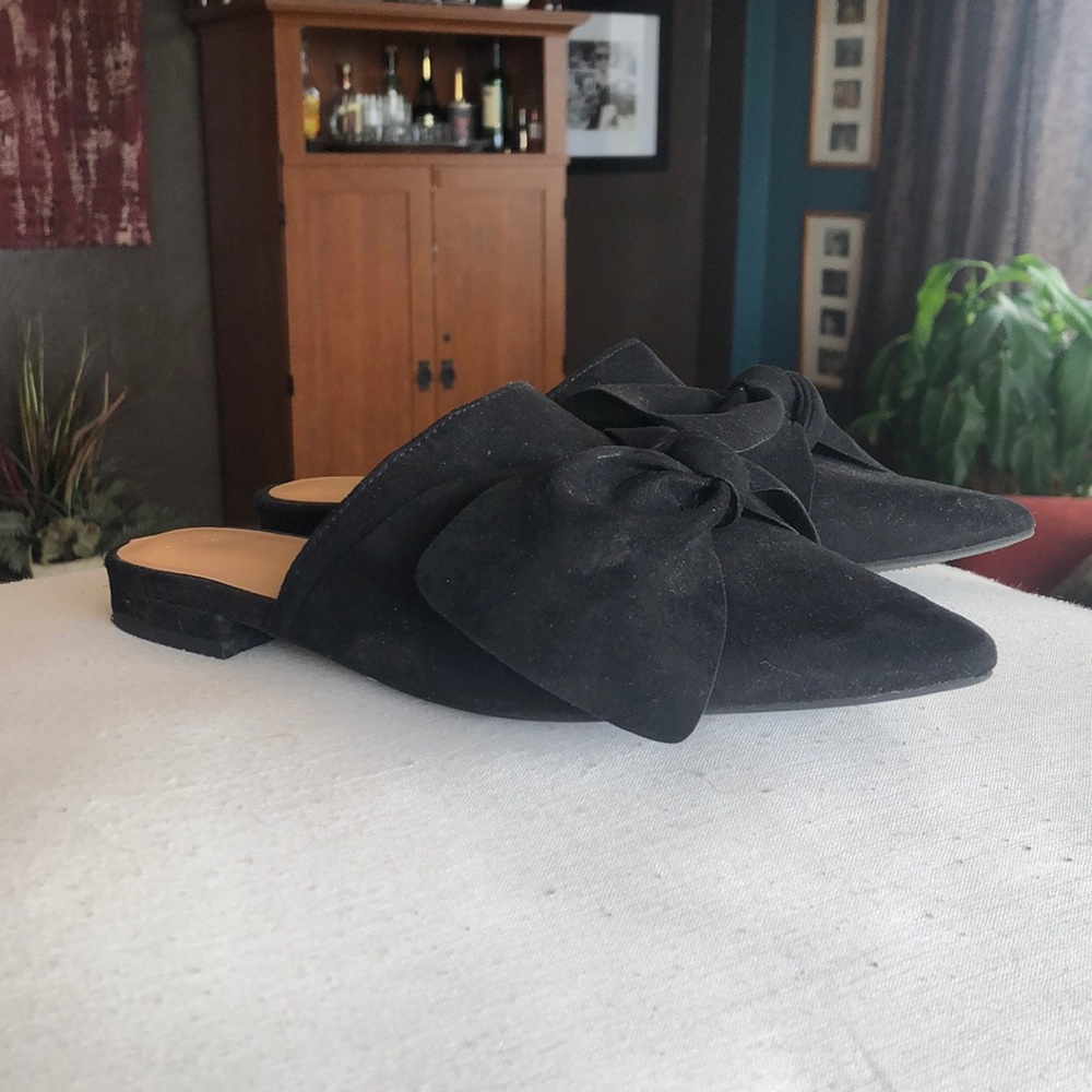 Super cute bow tie suede like slides EUC